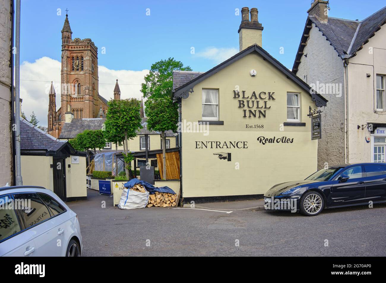 Covered outdoor eating and drinking area of the Black Bull Inn & Hotel in Moffat Stock Photo