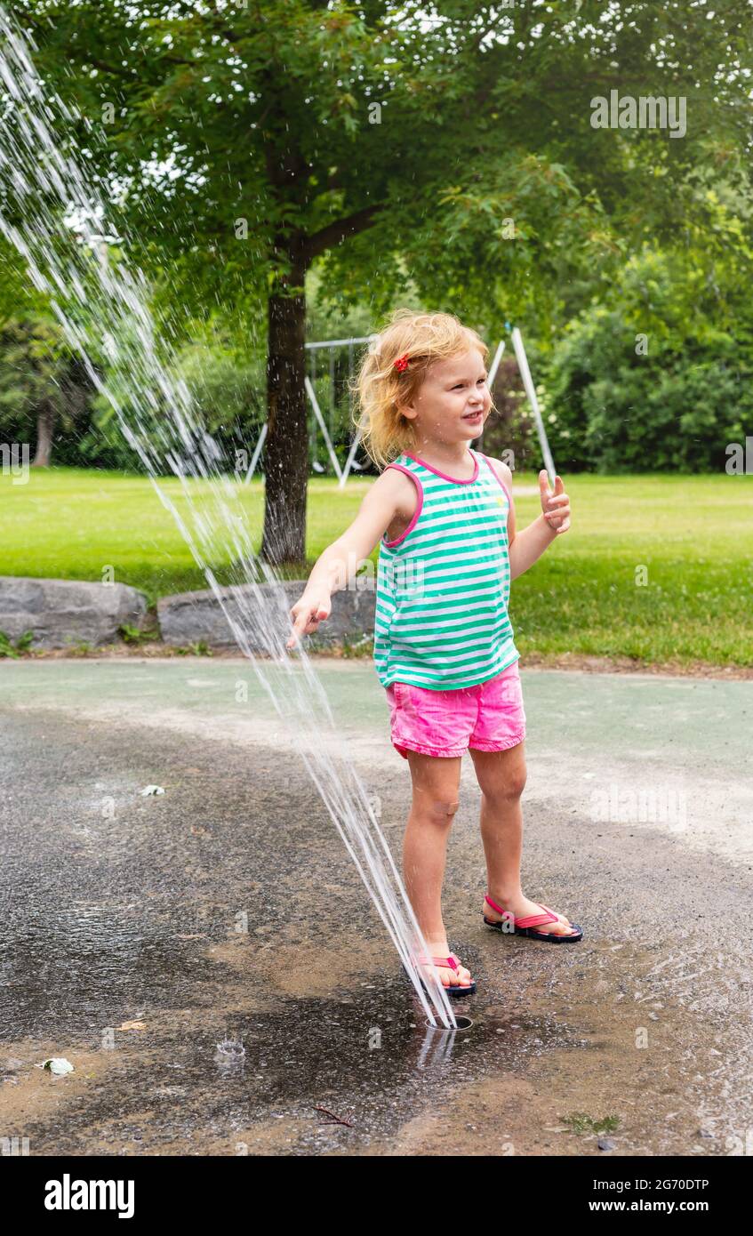 Children playing in water fountain park hi-res stock photography and ...