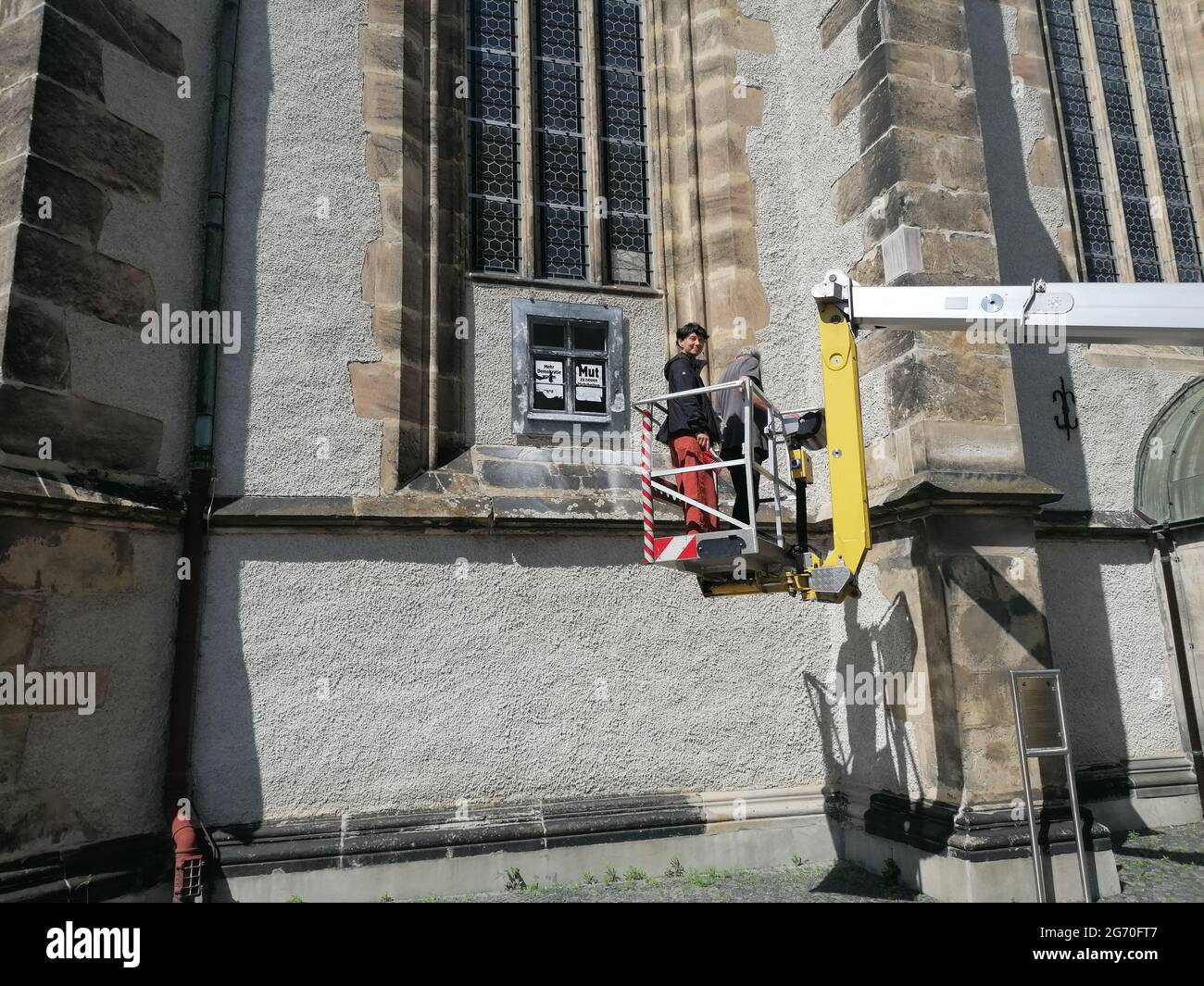 Susanne Hopmann bei der Installation des Kunstwerks