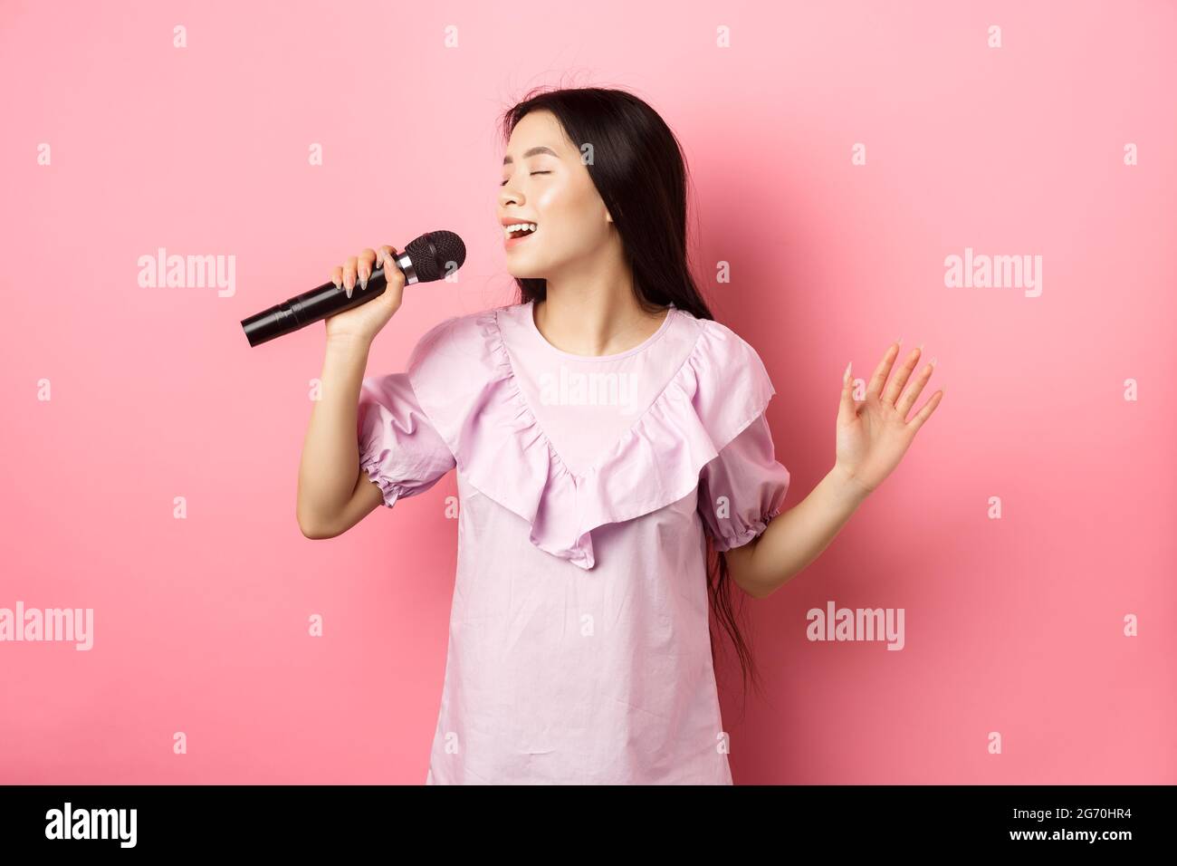 Download this stock image: Beautiful asian girl perform song, singing in mi...