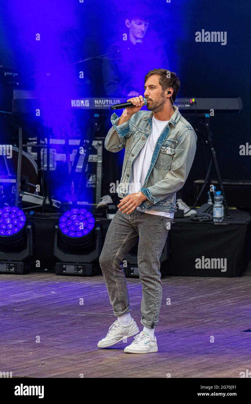 Max Giesinger live beim Endlich Akustik! Open Air Konzert in der Freilichtbühne Junge Garde in