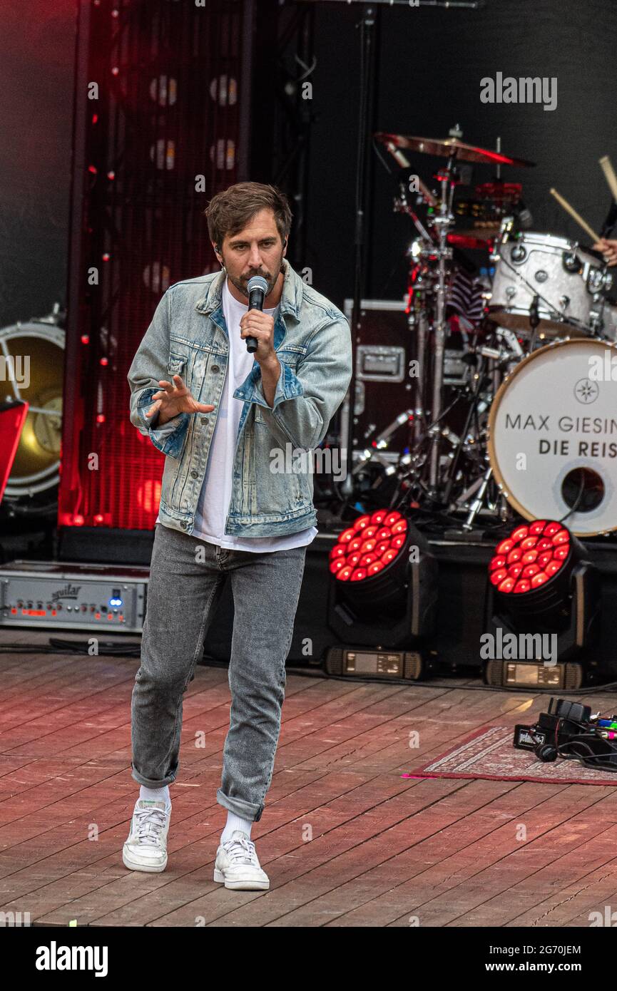 Max Giesinger live beim Endlich Akustik! Open Air Konzert in der  Freilichtbühne Junge Garde in Dresden am 09.07.2021 Stock Photo - Alamy