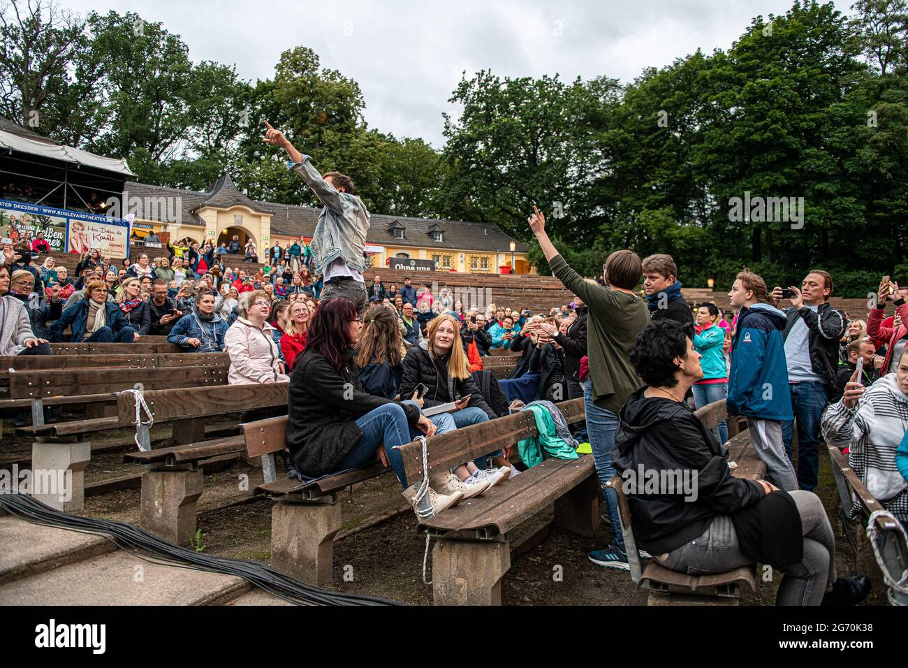 Max Giesinger Live Beim Endlich Akustik Open Air Konzert In Der Freilichtbuhne Junge Garde In Dresden Am 09 07 2021 Stock Photo Alamy