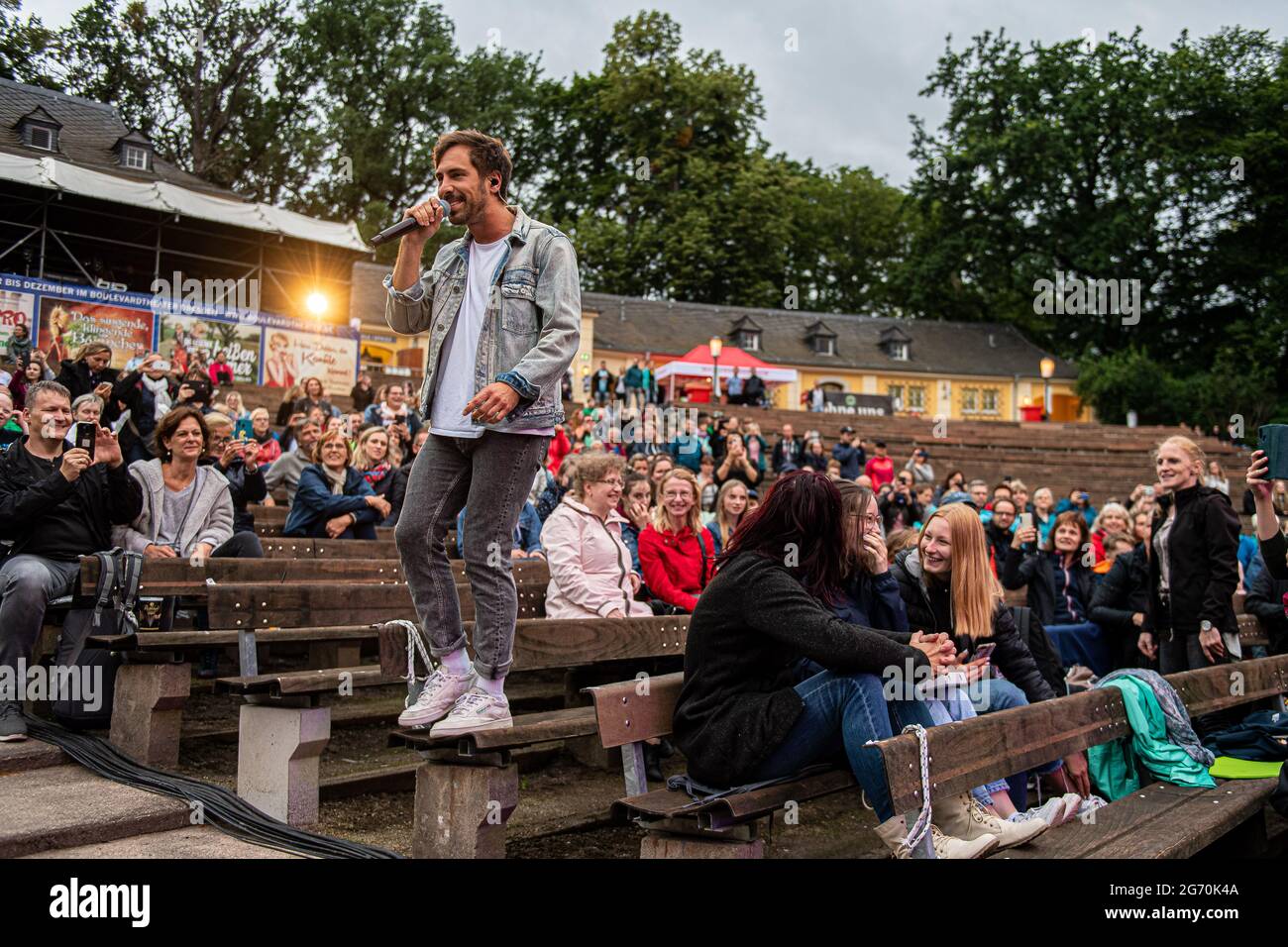 Max Giesinger live beim Endlich Akustik! Open Air Konzert in der  Freilichtbühne Junge Garde in Dresden am 09.07.2021 Stock Photo - Alamy