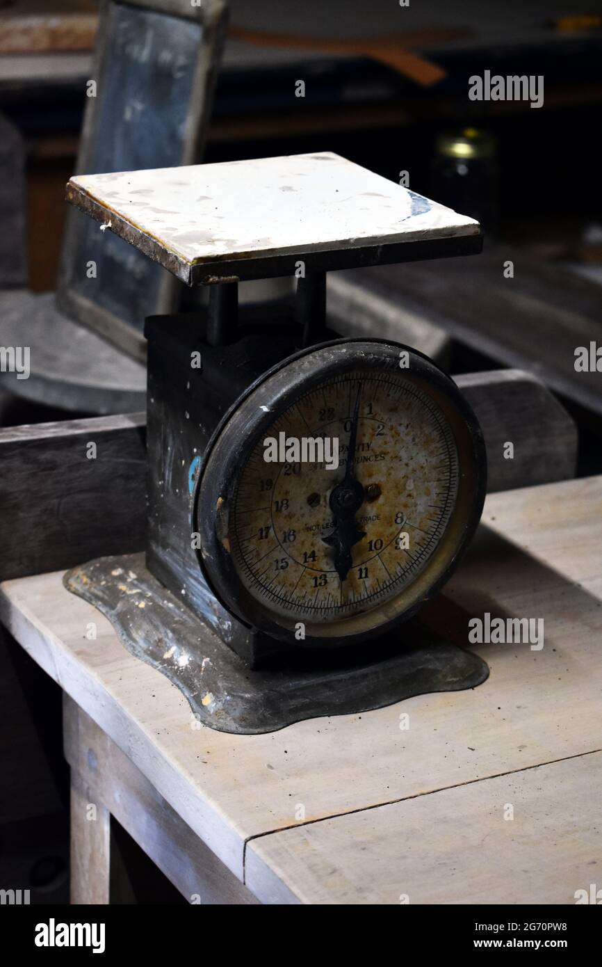 Antique kitchen scale with a capacity of 24 pounds Stock Photo