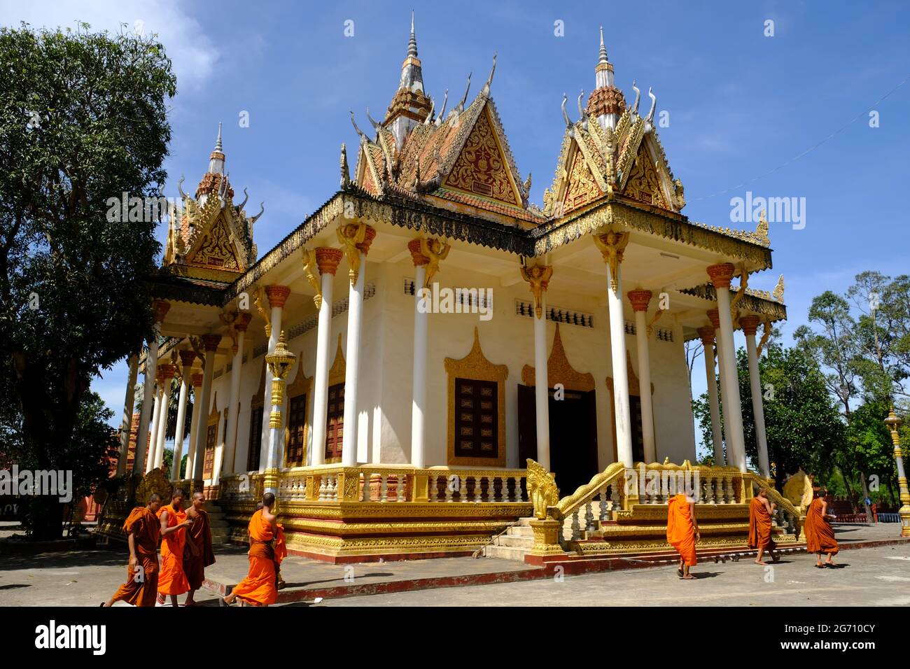 Cambodia Sihanoukville - Kampong Som - Wat IntNhean - Wat Krom Meditation hall and monks Stock Photo