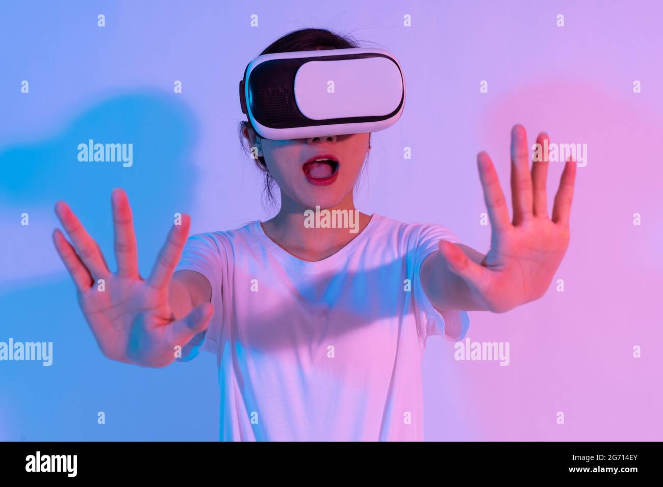 Asian female vr hi-res stock photography and images - Alamy
