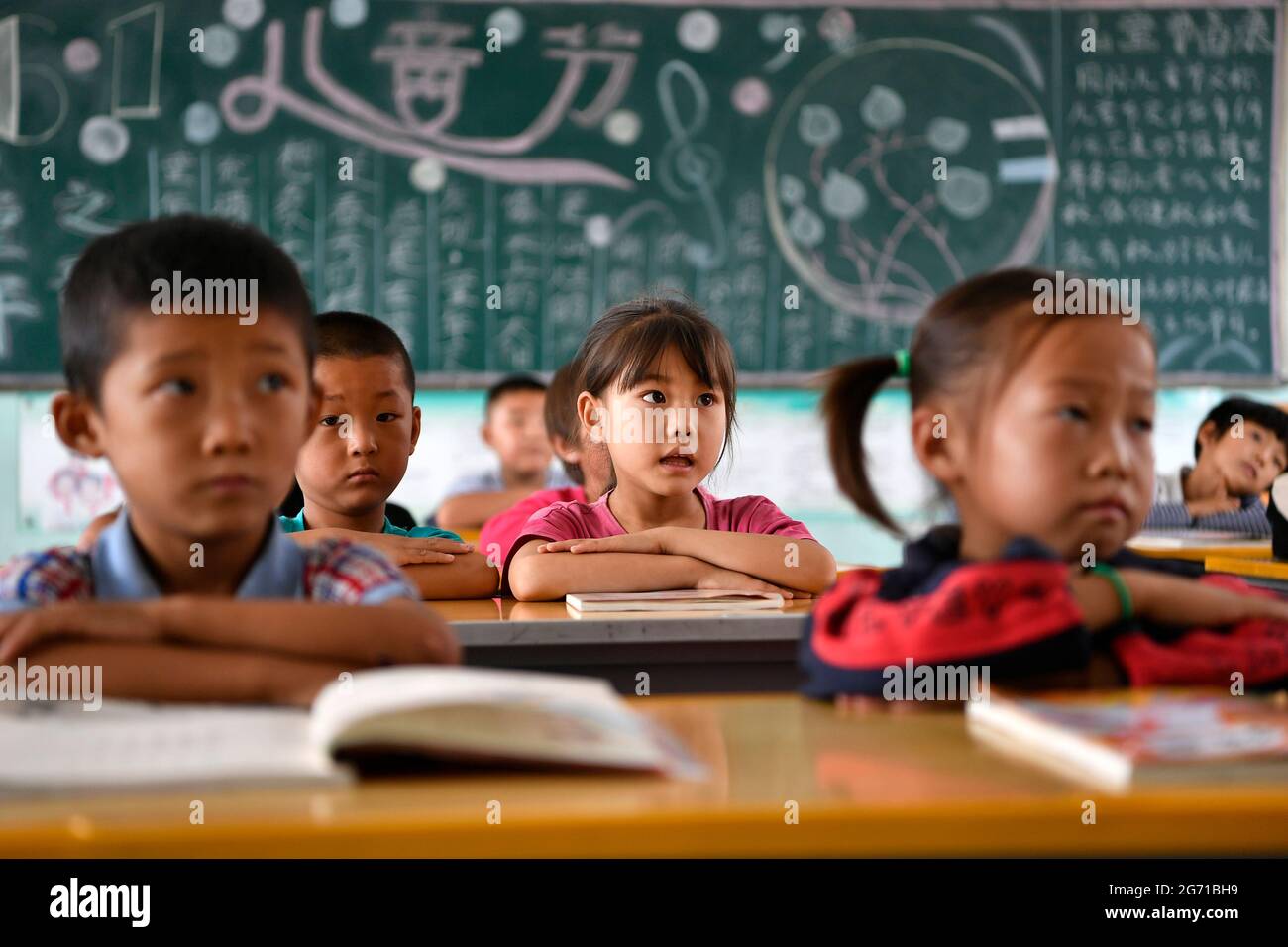 Yinchuan, China's Ningxia Hui Autonomous Region. 3rd Sep, 2019. Pupils have a class at Yuanlong Primary School in Yuanlong Village, Minning Town of Yinchuan, northwest China's Ningxia Hui Autonomous Region, Sept. 3, 2019. Credit: Wang Peng/Xinhua/Alamy Live News Stock Photo