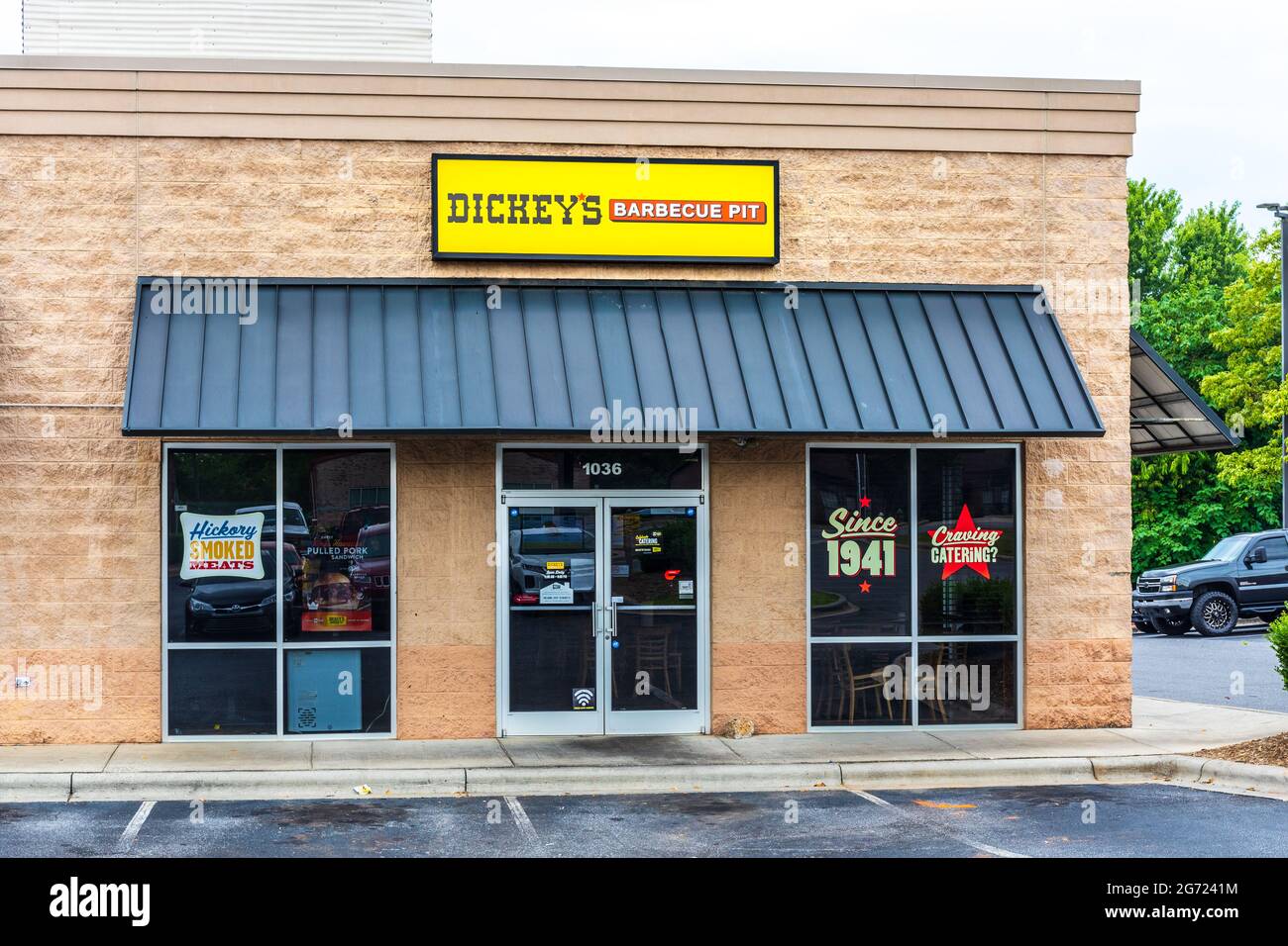 HICKORY, NC, USA-7 JULY 2021: The storefront of a Dickey's Barbecue Pit, with entrance door and sign. Stock Photo