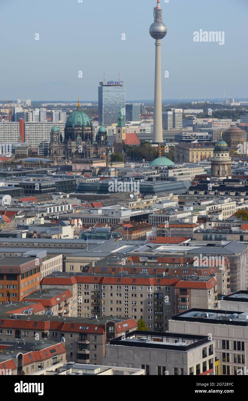 Berlin- Der Berliner Fernsehturm . 368 m hoher Turm, eröffnet 1969, mit Aussichtsplattform in 203 m Höhe & sich drehendem Restaurant in 207 m. Stock Photo