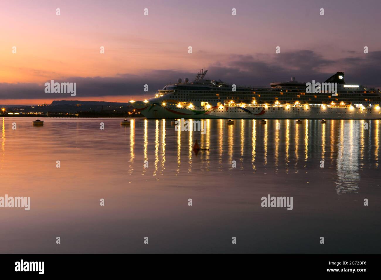 Docked cruise ship sunset hi-res stock photography and images - Alamy