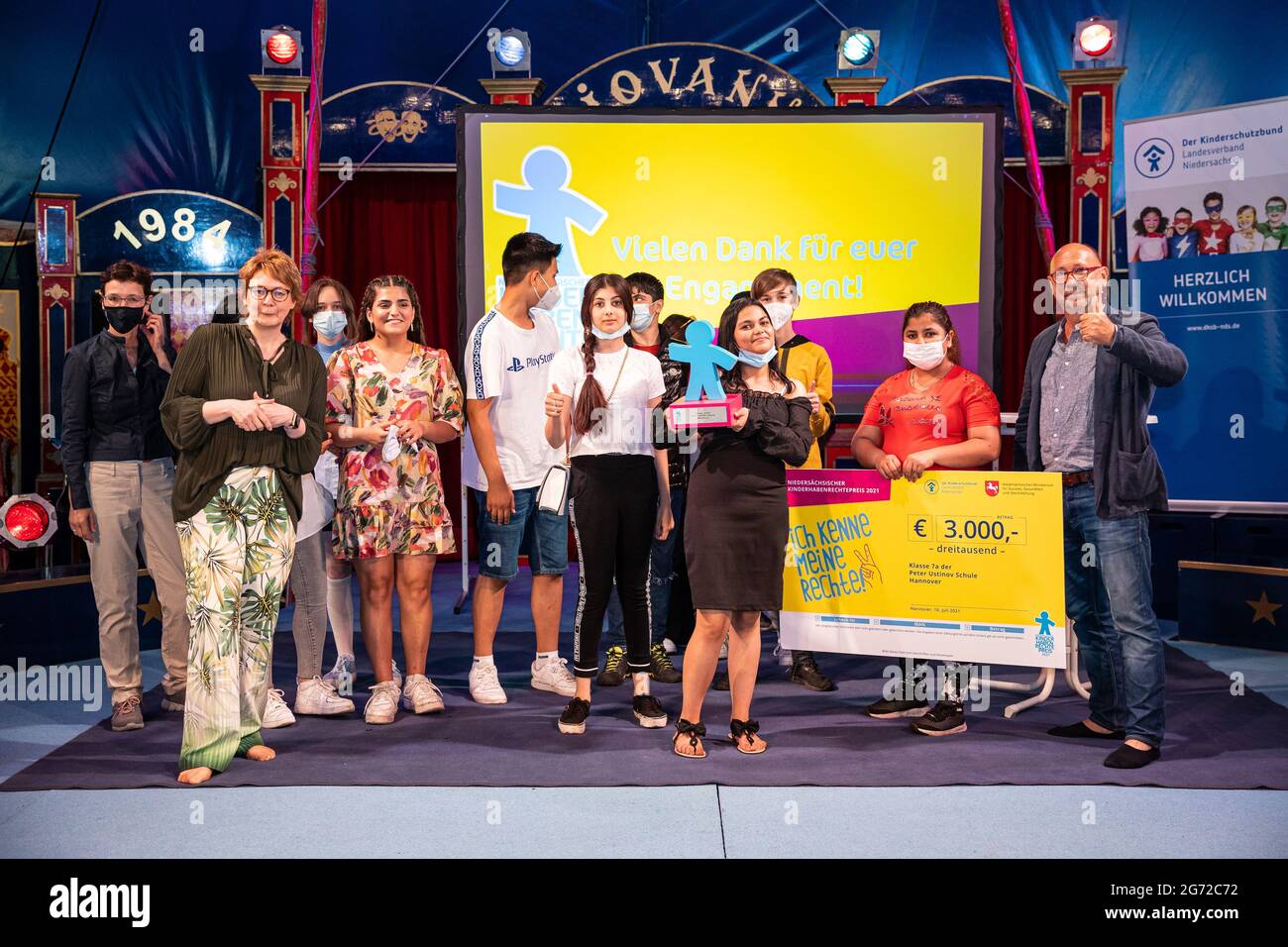 Hanover, Germany. 10th July, 2021. Children of class 7a of the Peter Ustinov School Hanover stand together for a photo with Daniela Behrens (l, SPD), Minister for Social Affairs, Health and Equality in Lower Saxony, at the award ceremony of the 'KinderHabenRechtePreis 2021', in which the class won in the category 'Corona Crisis and Children's Rights'. Credit: Moritz Frankenberg/dpa/Alamy Live News Stock Photo