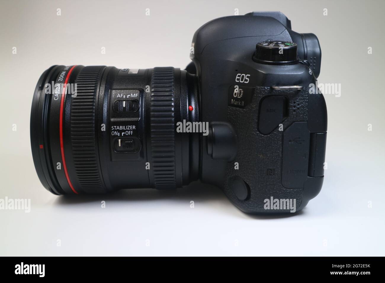 Canon EOS 6D Mark II camera with zoom lens EF 24-70 mm 1: 4L IS USM Stock  Photo - Alamy