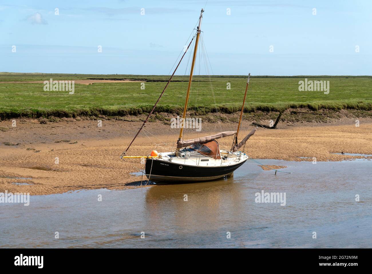 Small boat stranded at low tide Stock Photo - Alamy