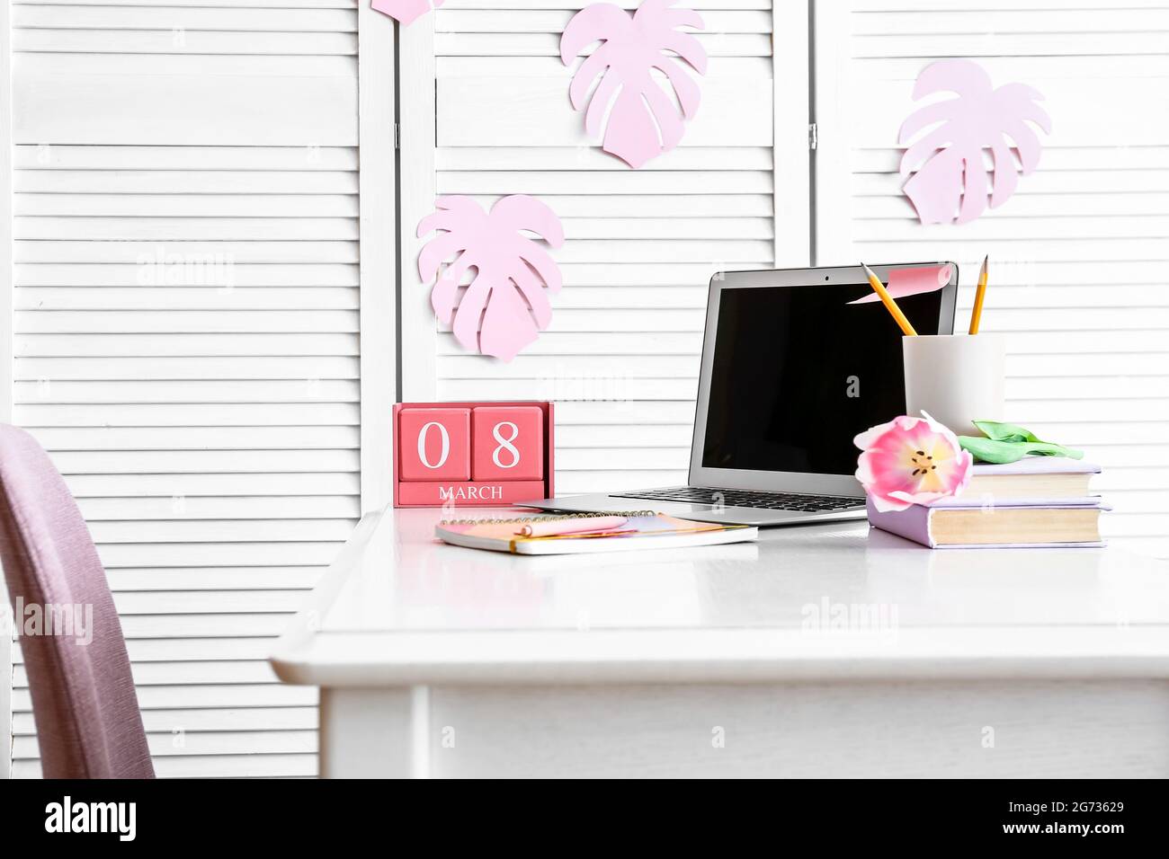 Cube calendar modern laptop hi-res stock photography and images - Alamy