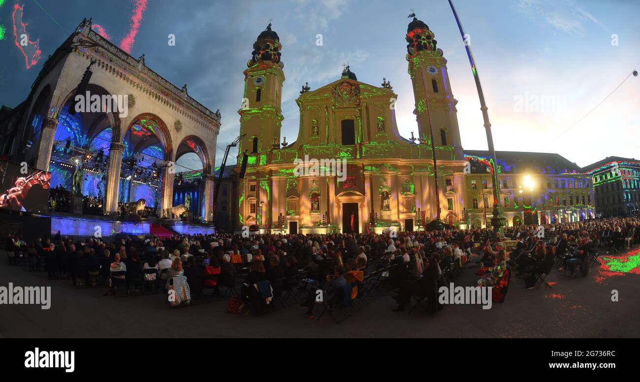 Munich, Germany. 10th July, 2021. Guests watch the concert of the Bavarian  Radio Symphony Orchestra at Odeonsplatz as part of Klassik am Odeonsplatz.  On this second concert day, classical music and the