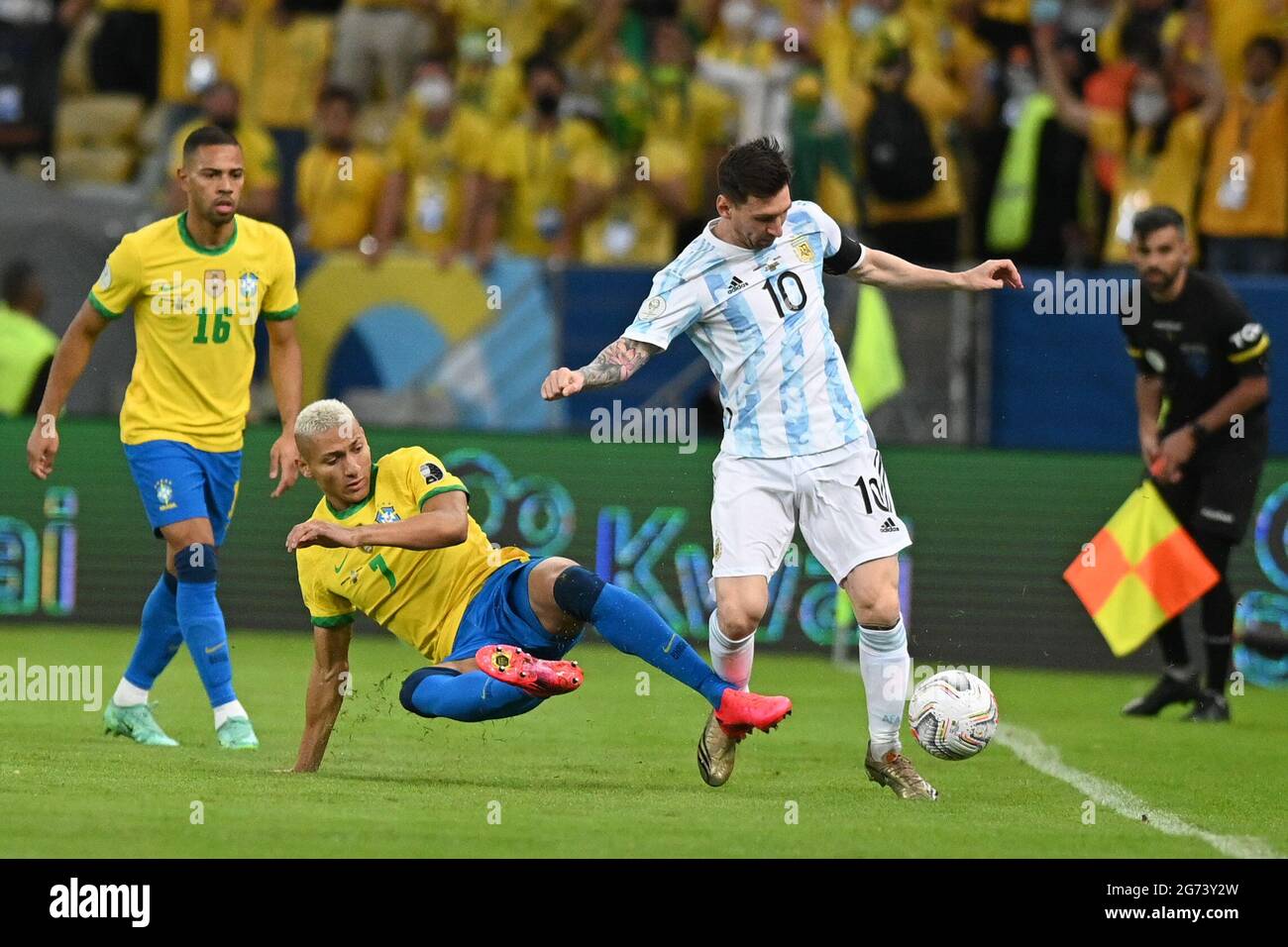 Rio De Janeiro, Brazil. 10th July, 2021. Football: Copa America, Final, Argentina - Brazil, Maracana Stadium. Richarlyson (m.) of Brazil tries to stop Lionel Messi (r) of Argentina as Renan Lodi looks on. Credit: Andre Borges/dpa/Alamy Live News Stock Photo