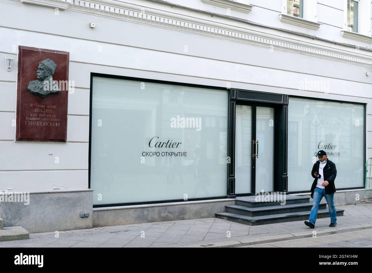 Boarded up new Cartier store announcing opening soon on its windows in historic building in Stoleshnikov per Moscow Russia Stock Photo Alamy