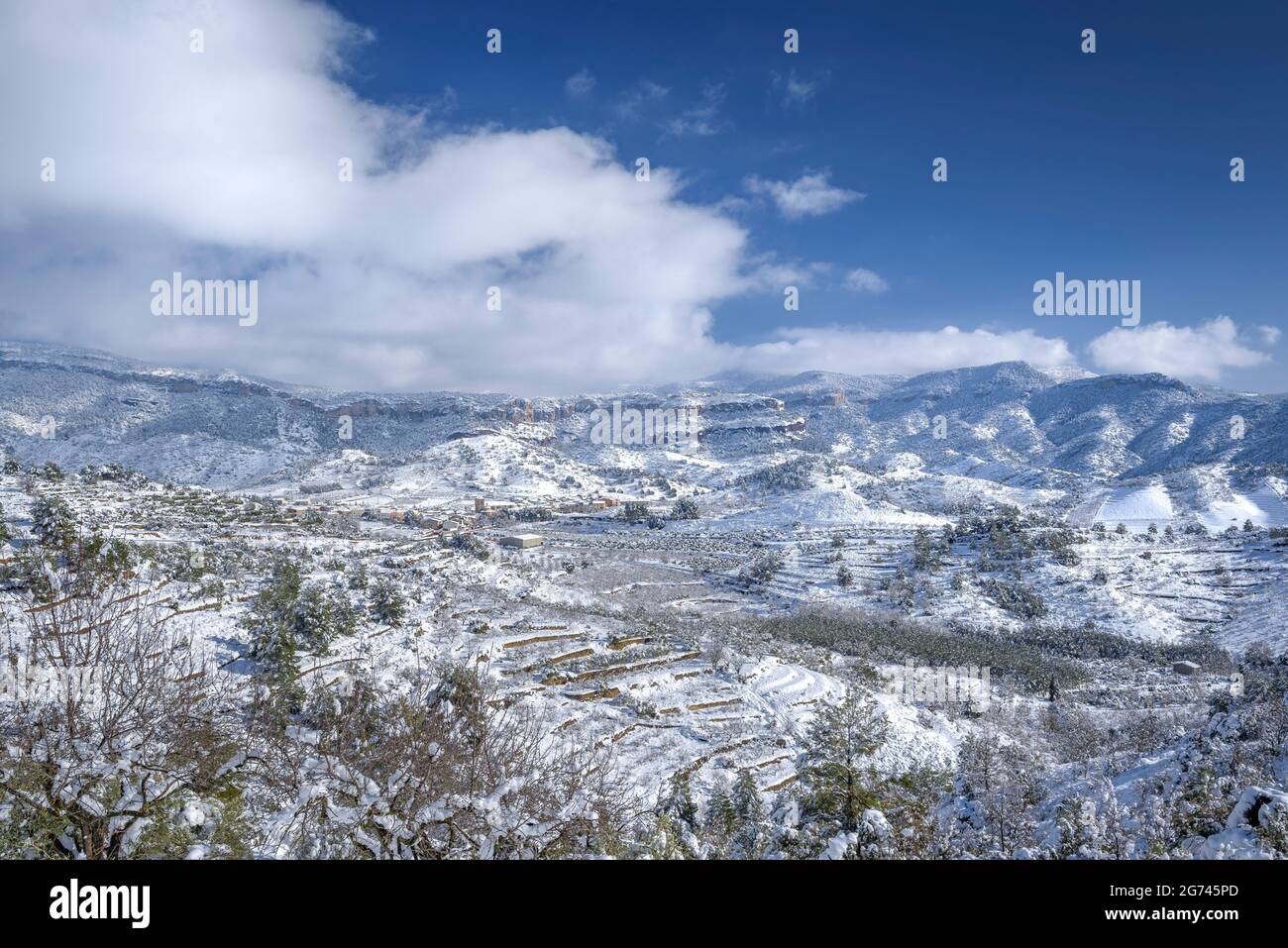 Cornudella de Montsant village and its snowy surroundings in winter, Priorat, Tarragona, Catalonia, Spain ESP: Pueblo de Cornudella de Montsant nevado Stock Photo