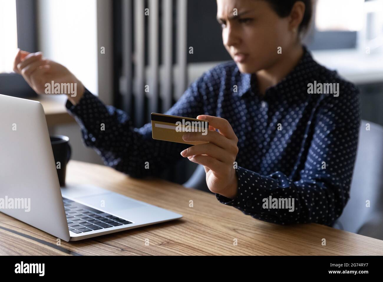 Shop woman frustrated hires stock photography and images Alamy