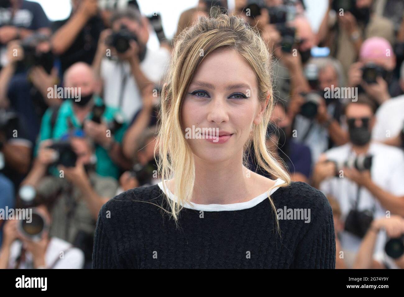 Dylan Penn attending the Flag Day Photocall as part of the 74th Cannes