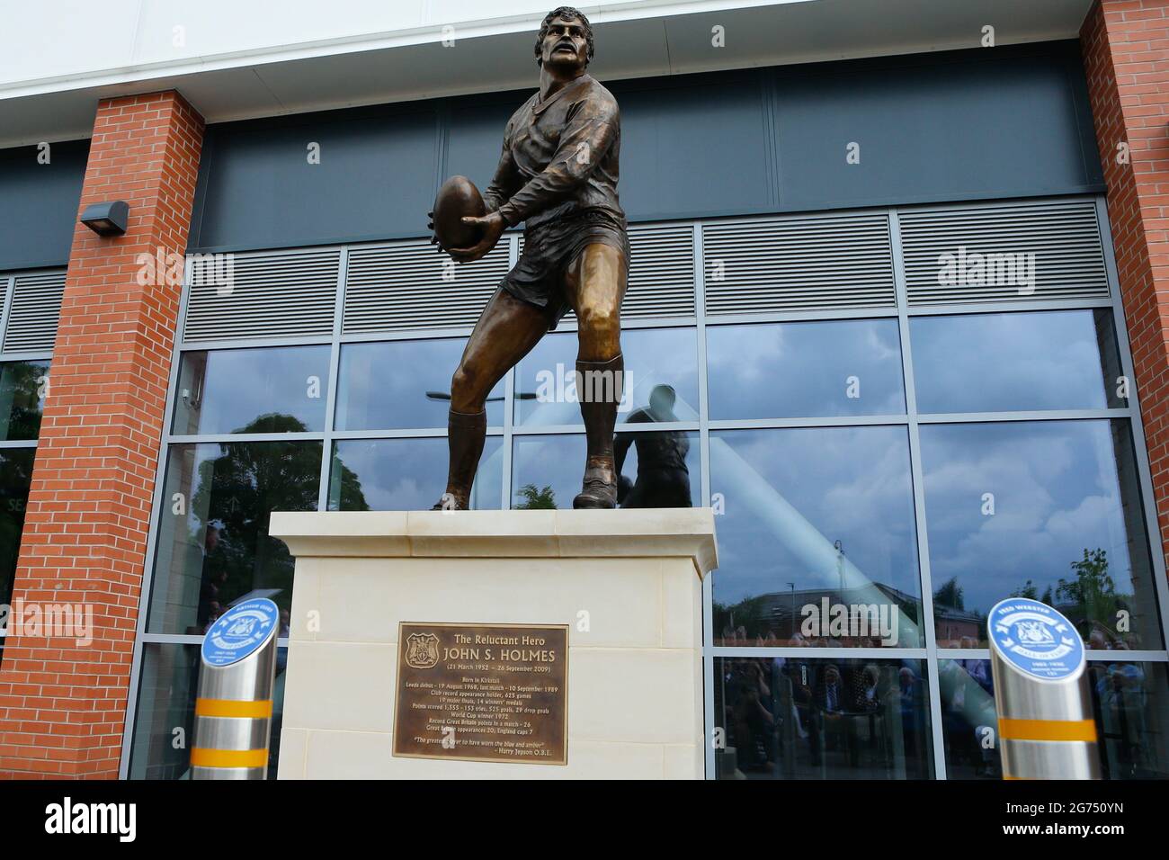 Emerald Headingley Stadium, Leeds, West Yorkshire, 11th July 2021. John Holmes Statue- Unveiling at the Emerald Headingley Stadium, Leeds. The first statue in the 130 years history of Emerald Headingley Stadium with the John Holmes Statue taking its place in front of the South Stand. John Holmes remains one of the greatest players to have ever played for Leeds Rugby League having played for over two decades for his home town club.t is only fitting that a lasting memorial is erected in JohnÕs memory at the iconic Emerald Hea Credit: Touchlinepics/Alamy Live News Stock Photo