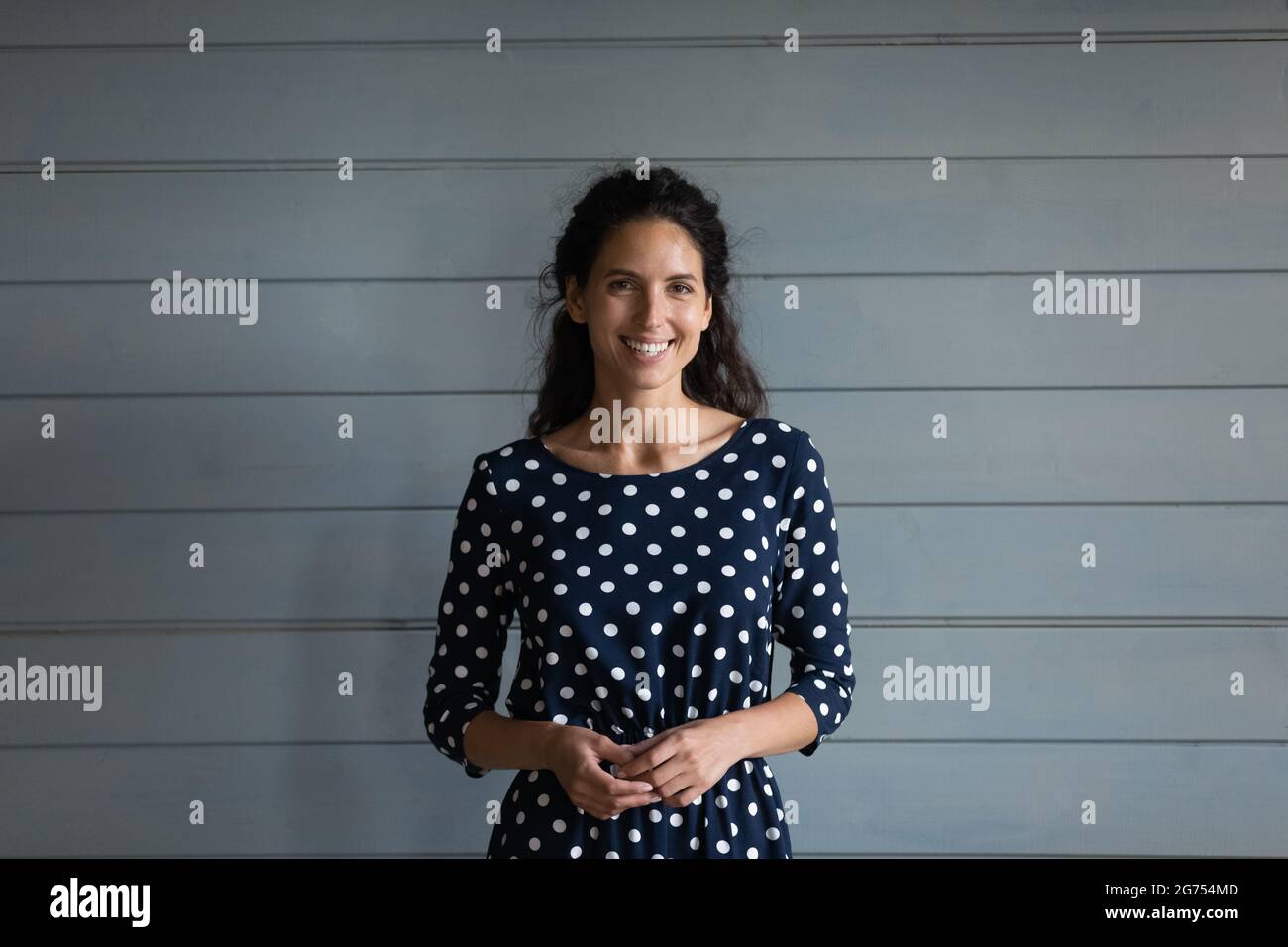 Woman portrait brunette 30s hi-res stock photography and images - Alamy