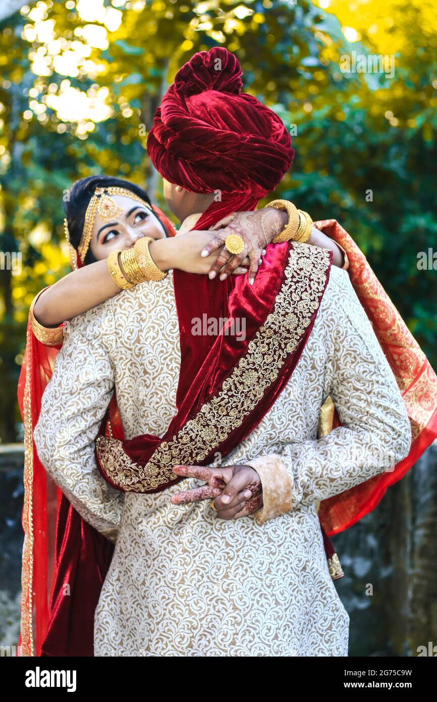 Indian Wedding Couple Portrait | Wedding Couple Portrait Poses | Photo  Gallery - Wedandbeyond.com