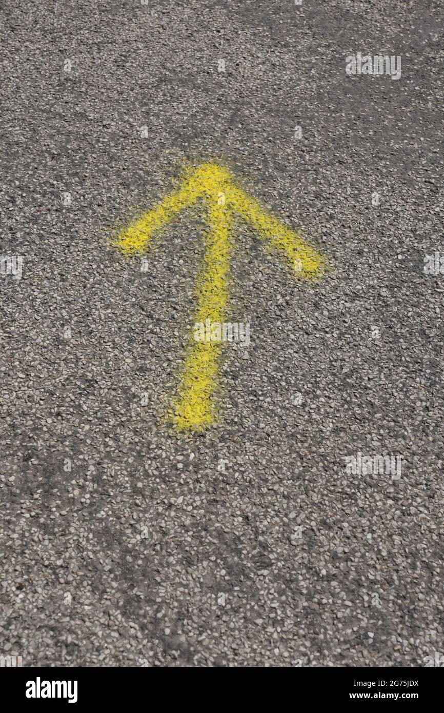 An arrow pointing to right on asphalt Stock Photo - Alamy