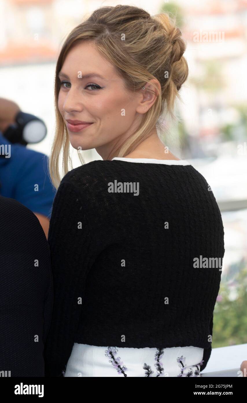 Dylan Penn poses at the photocall of 'Flag Day' during the 74th Annual