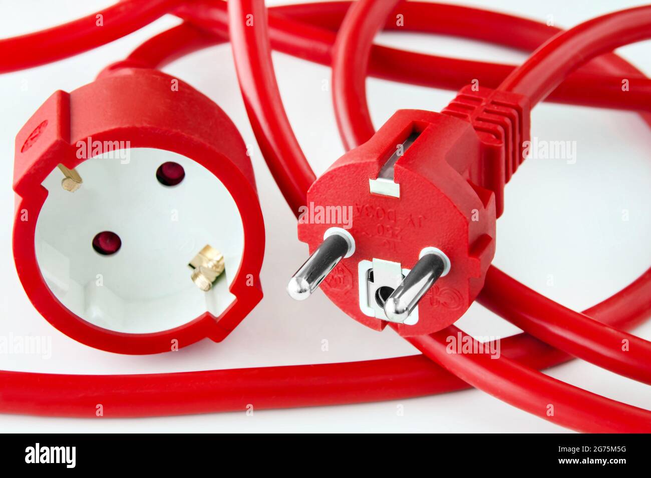 Rotes Stromkabel auf weissem Hintergrund Stock Photo