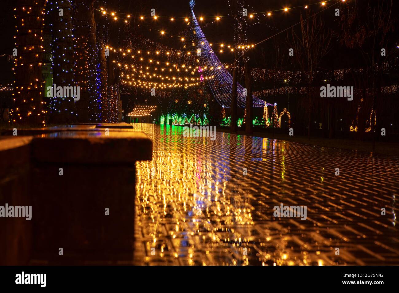 Rainy christmas night street hi-res stock photography and images - Alamy