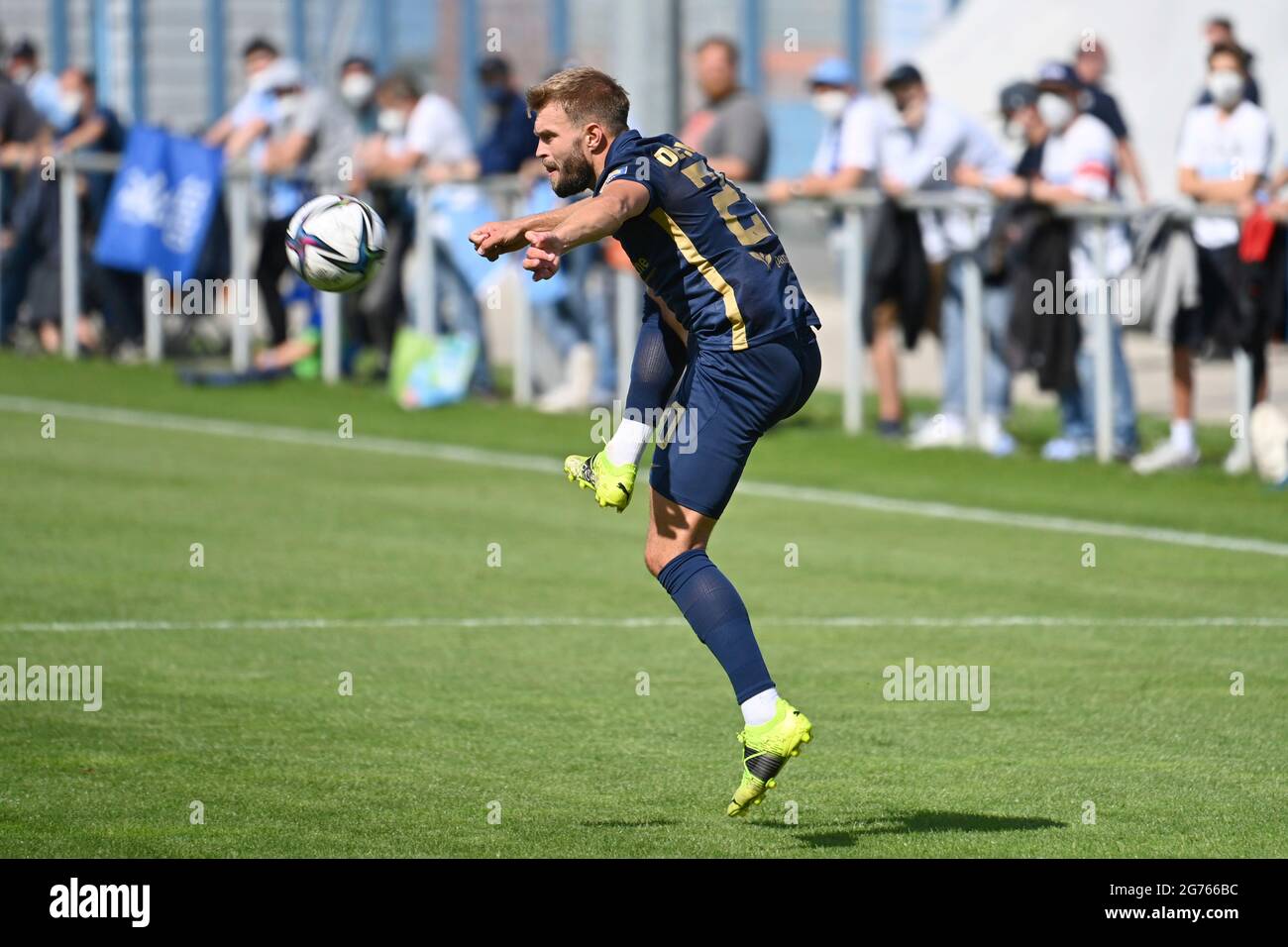 Dfl match ball player sports sport spo hi-res stock photography and images  - Page 13 - Alamy