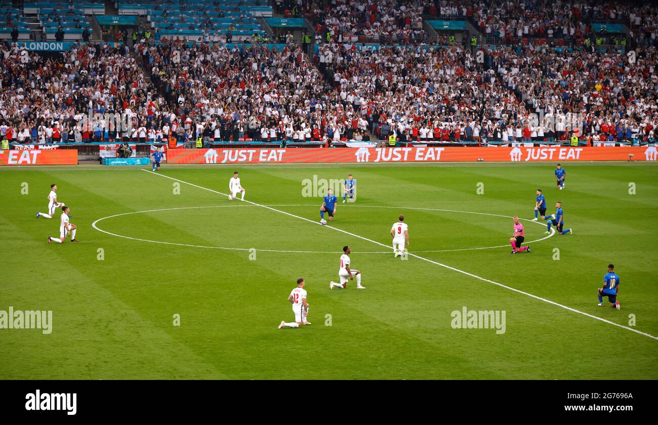Soccer Football - Euro 2020 - Final - Italy v England - Wembley Stadium, London, Britain - July 11, 2021 General view of players taking the knee before the match Pool via REUTERS/John Sibley Stock Photo
