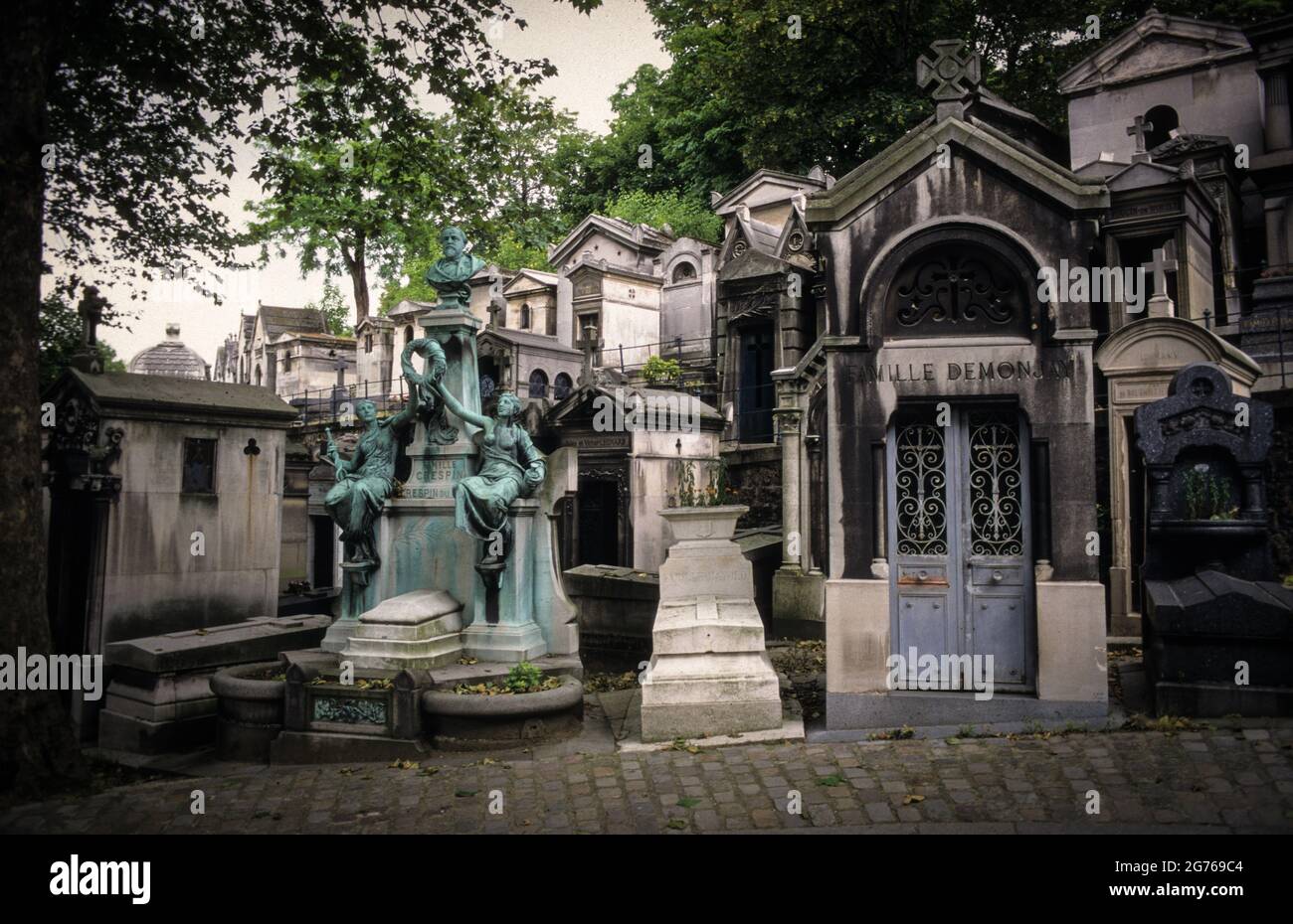Gräber auf dem Friedhof Père Lachaise in Paris, auf dem viele berühmte Menschen beigesetzt wurden. - Tombs at Père Lachaise Cemetery in Paris, burial ground of many famous people. Stock Photo