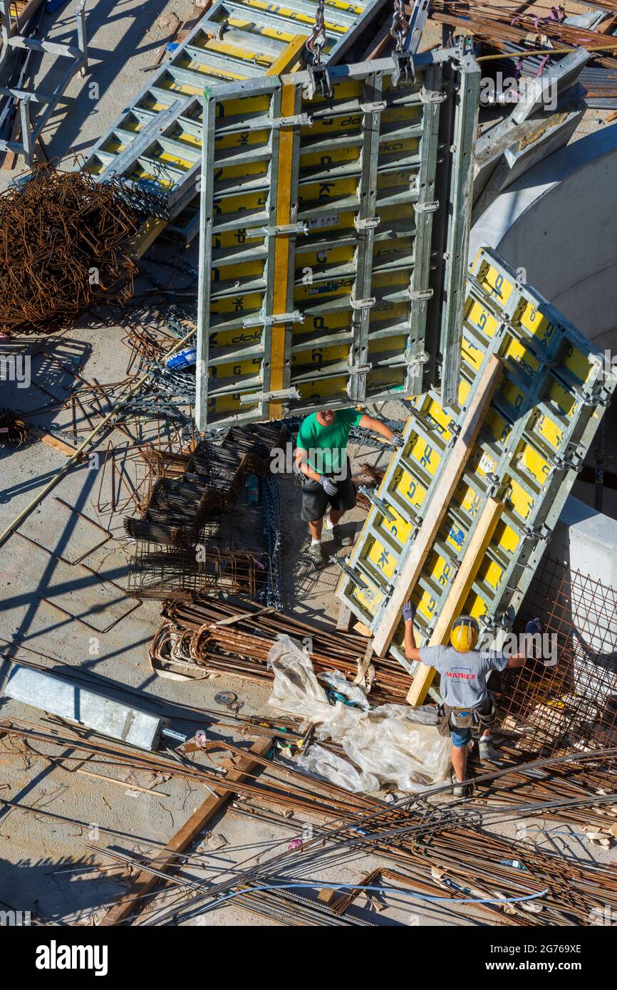 Wien, Vienna: construction site, dismantling of the formwork, worker in 22. Donaustadt, Wien, Austria Stock Photo