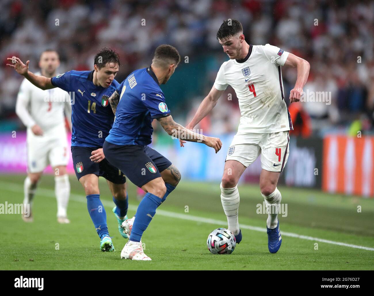 England's Declan Rice (right) battles with Italy's Giovanni Di Lorenzo (centre) and Federico Chiesa during the UEFA Euro 2020 Final at Wembley Stadium, London. Picture date: Sunday July 11, 2021. Stock Photo