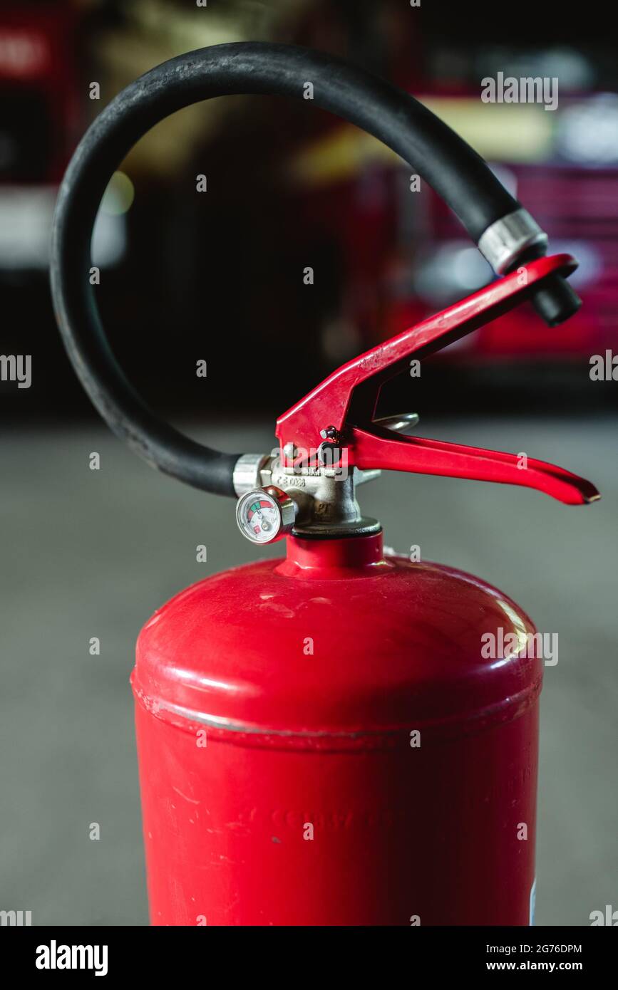 fire extinguisher for extinguishing initial fires of classes A, B, C, D