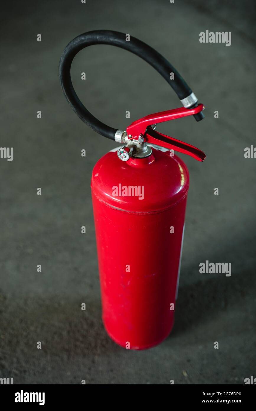 fire extinguisher for extinguishing initial fires of classes A, B, C, D