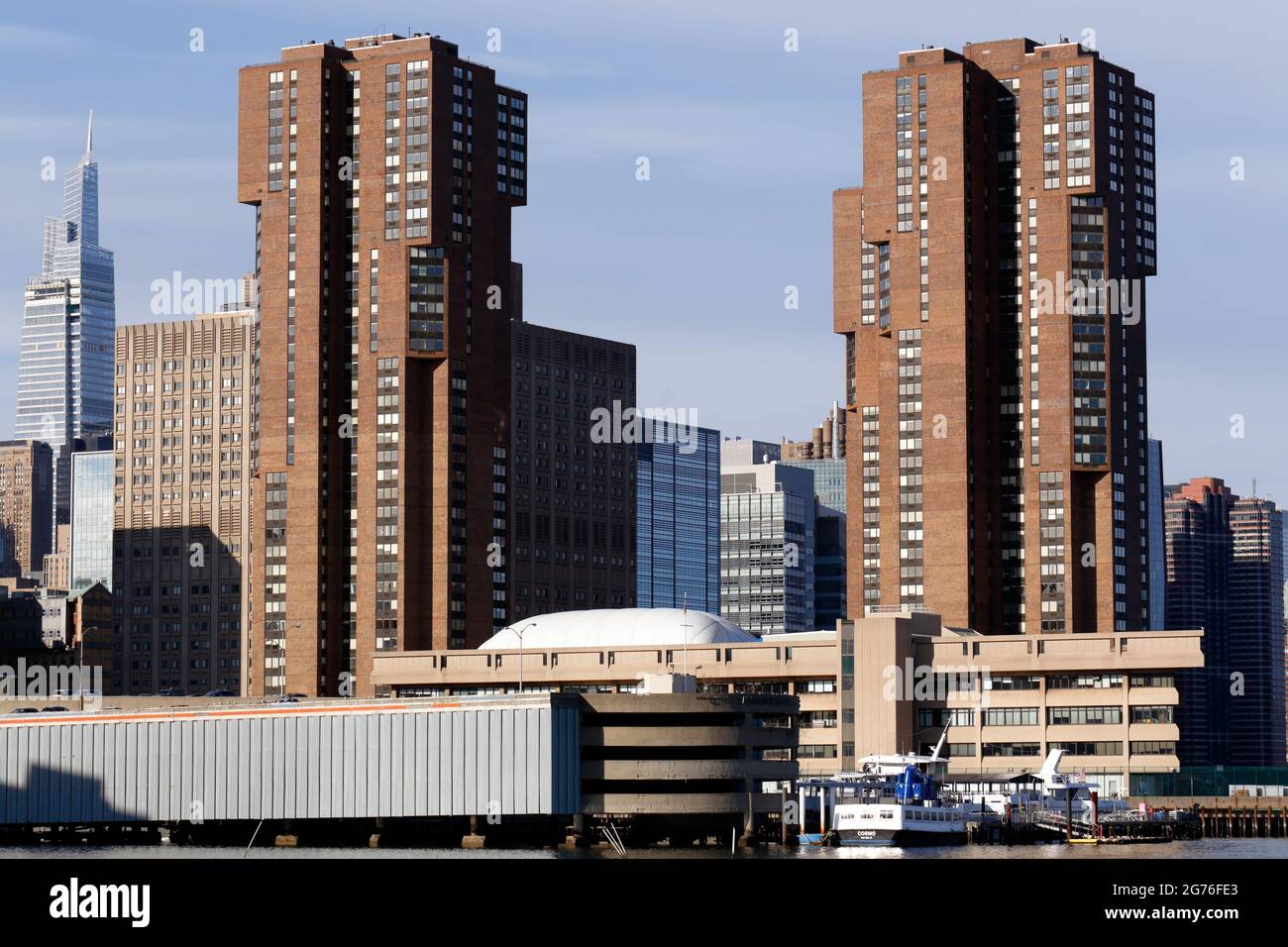 Waterside Plaza, Skyports Marina, Skyport Garage, United Nations School in Kips Bay on the East River, Manhattan, New York, NY. Stock Photo