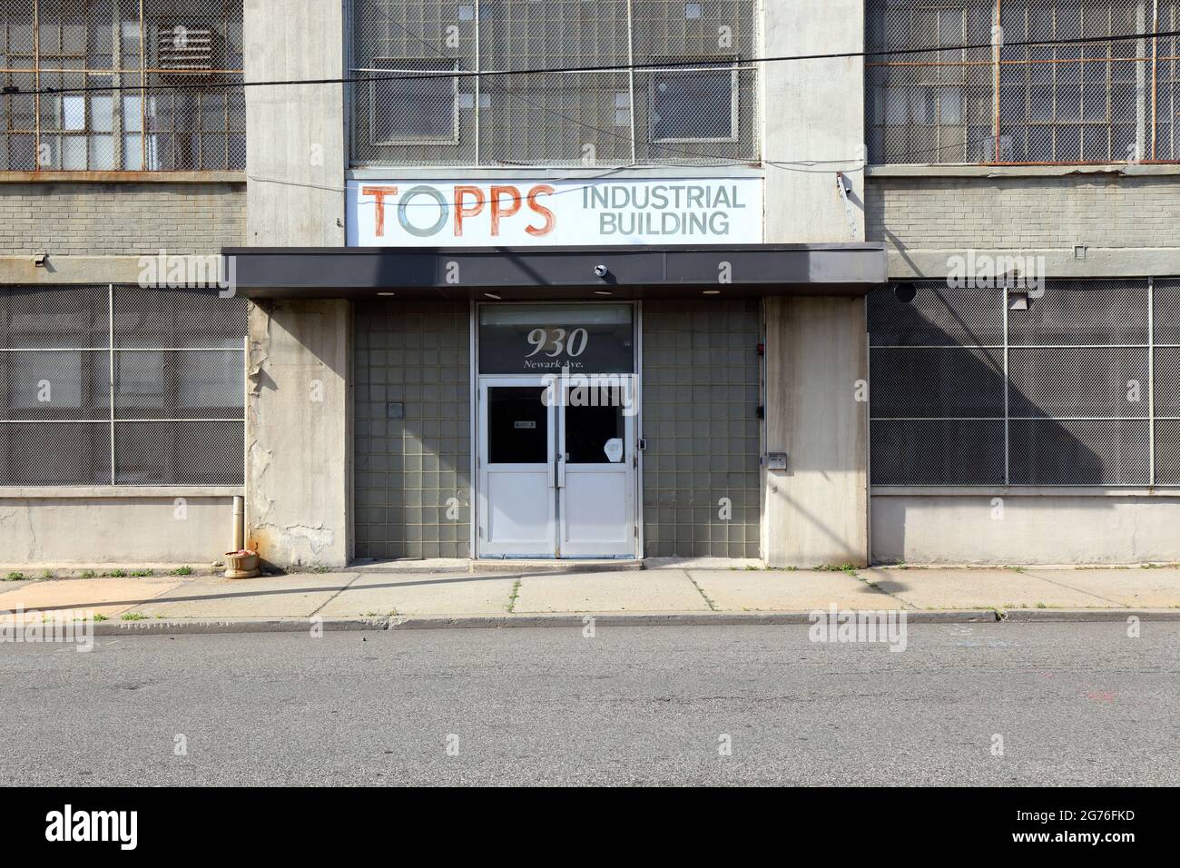 Topps Industrial Building, 930 Newark Ave, Jersey City, NJ. exterior storefront of a mixed-use industrial and commercial building including a gallery Stock Photo