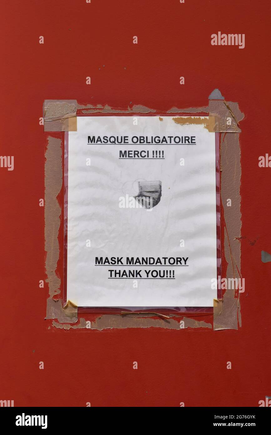 The face mask is mandatory -Public Notice on entrance of business Montreal, Canada, July 2021 Stock Photo