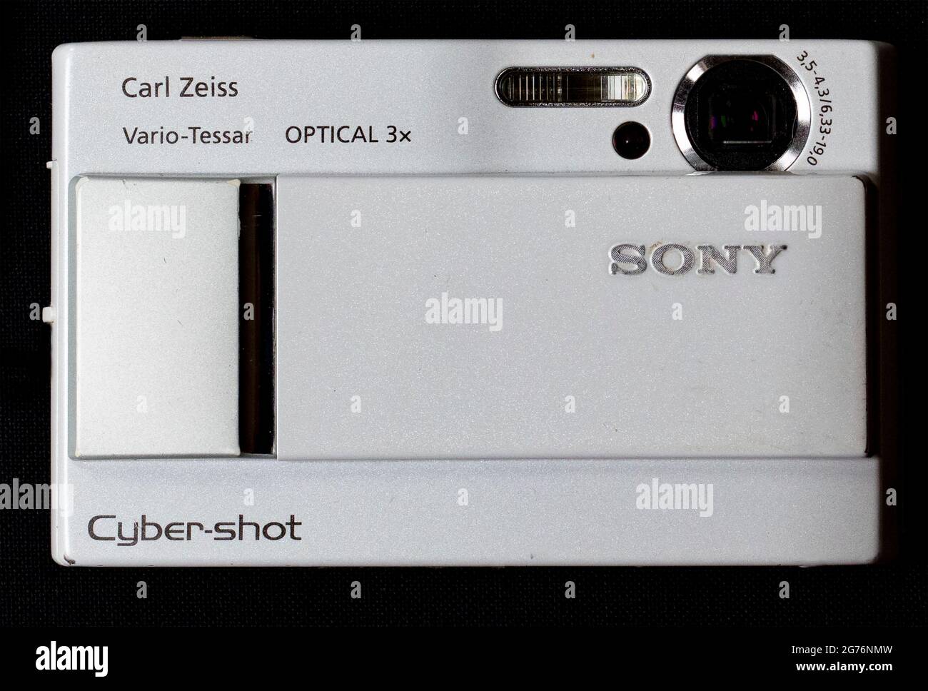 Sony Cyber-Shot digital compact camera with Carl Zeiss Vario-Tessar lens  Stock Photo - Alamy