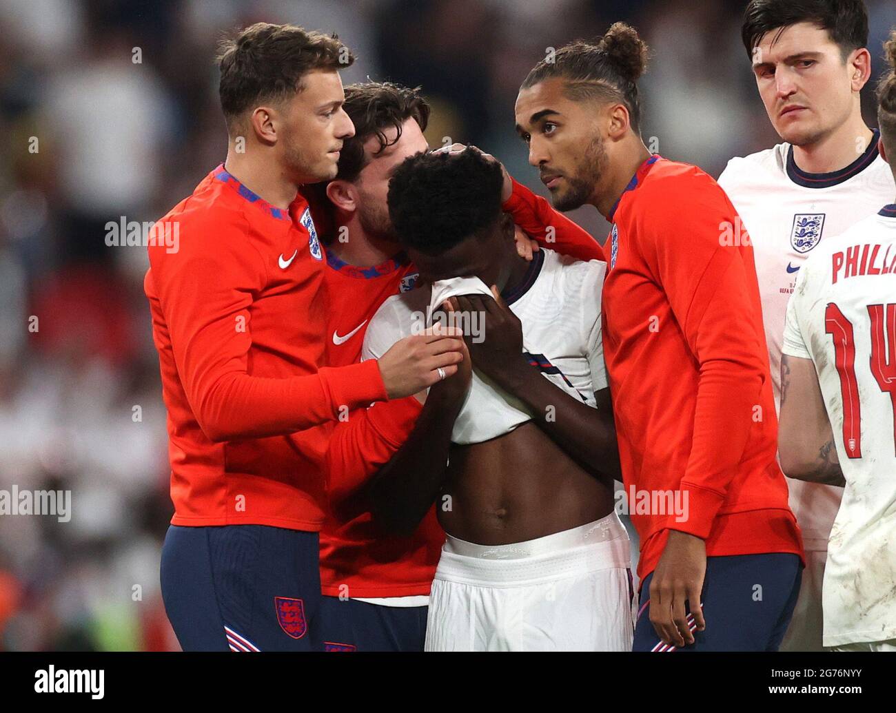 Soccer Football - Euro 2020 - Final - Italy v England - Wembley Stadium, London, Britain - July 11, 2021 England's Bukayo Saka looks dejected after losing the penalty shootout as teammates console him Pool via REUTERS/Carl Recine Stock Photo