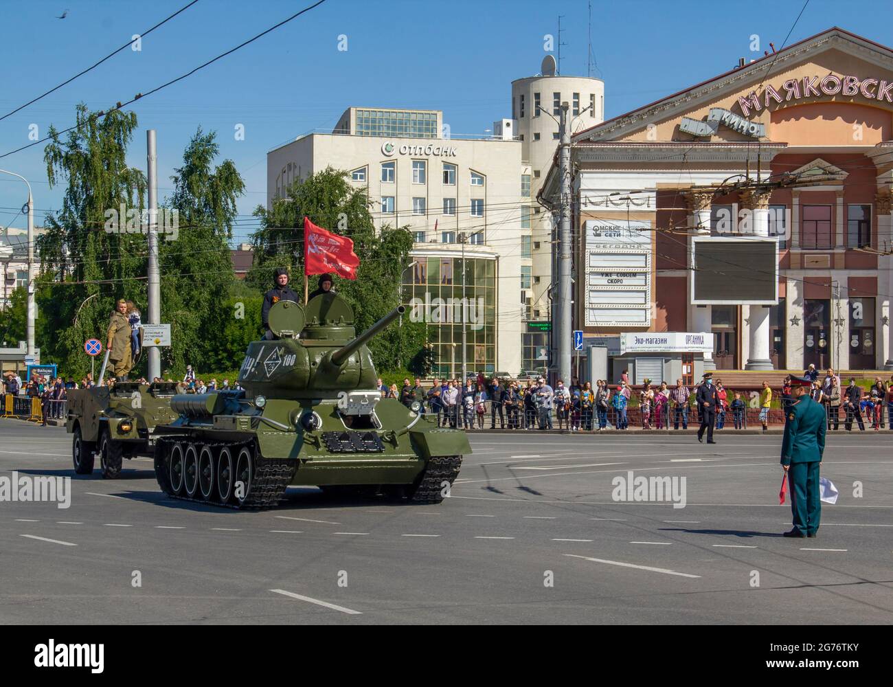Omsk, Russia. 24 June, 2020. Tank T-34 start moving in a festive column at the command of the military policeman. Parade of military equipment in hono Stock Photo