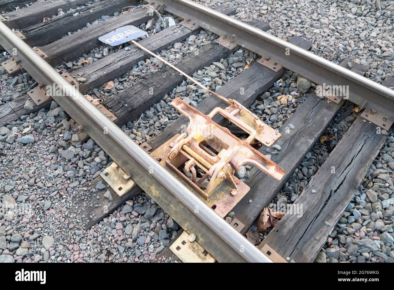 Selective focus of a derailing device installed on a train rail at