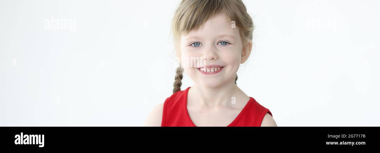 Portrait of smiling little girl with blond hair Stock Photo - Alamy