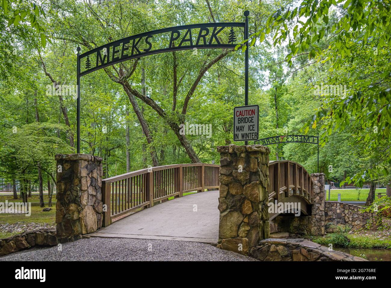 Footbridge crossing a mountain creek at Meeks Park in Blairsville, Georgia. (USA) Stock Photo