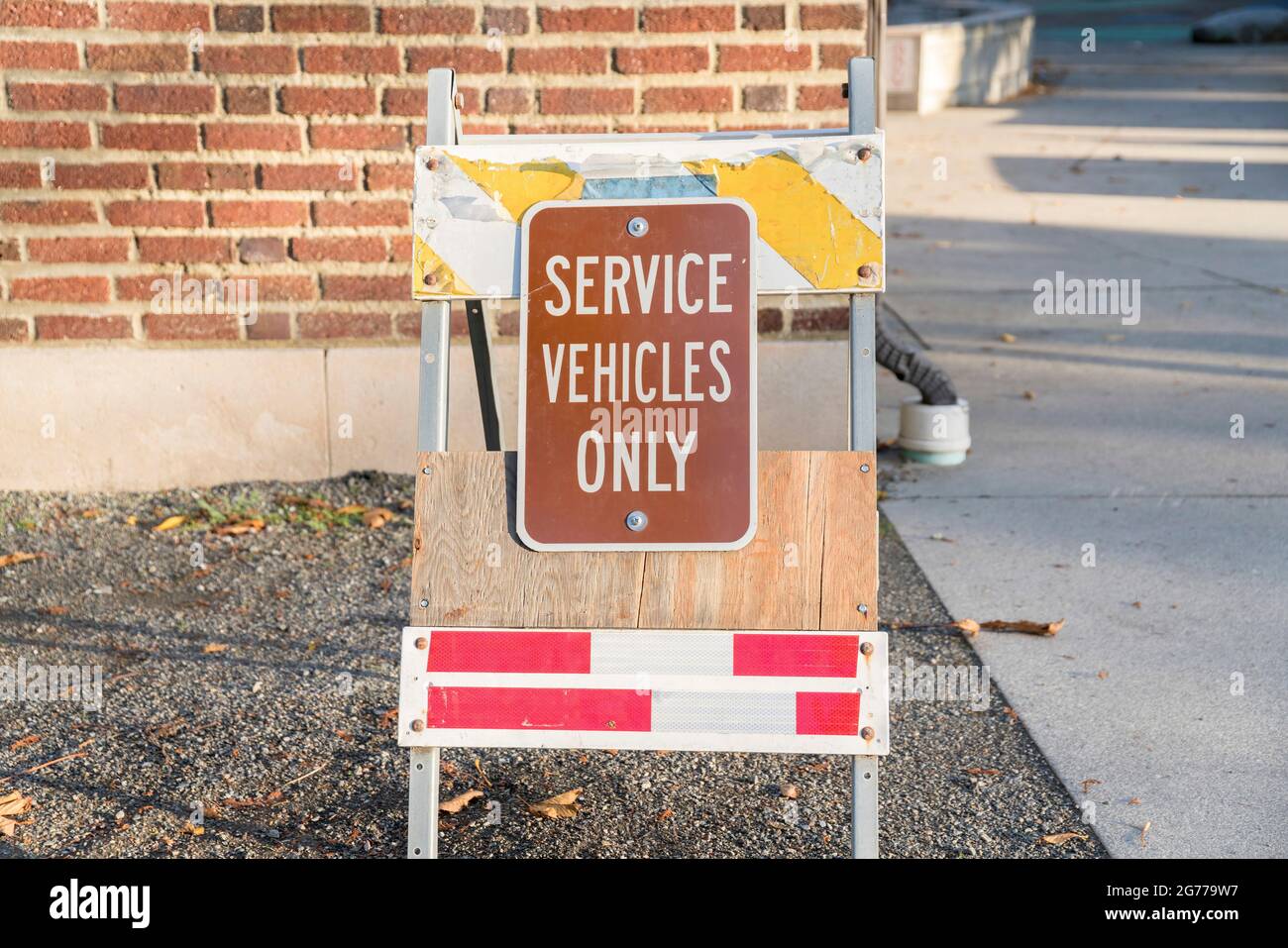 Service vehicles only sign hires stock photography and images Alamy