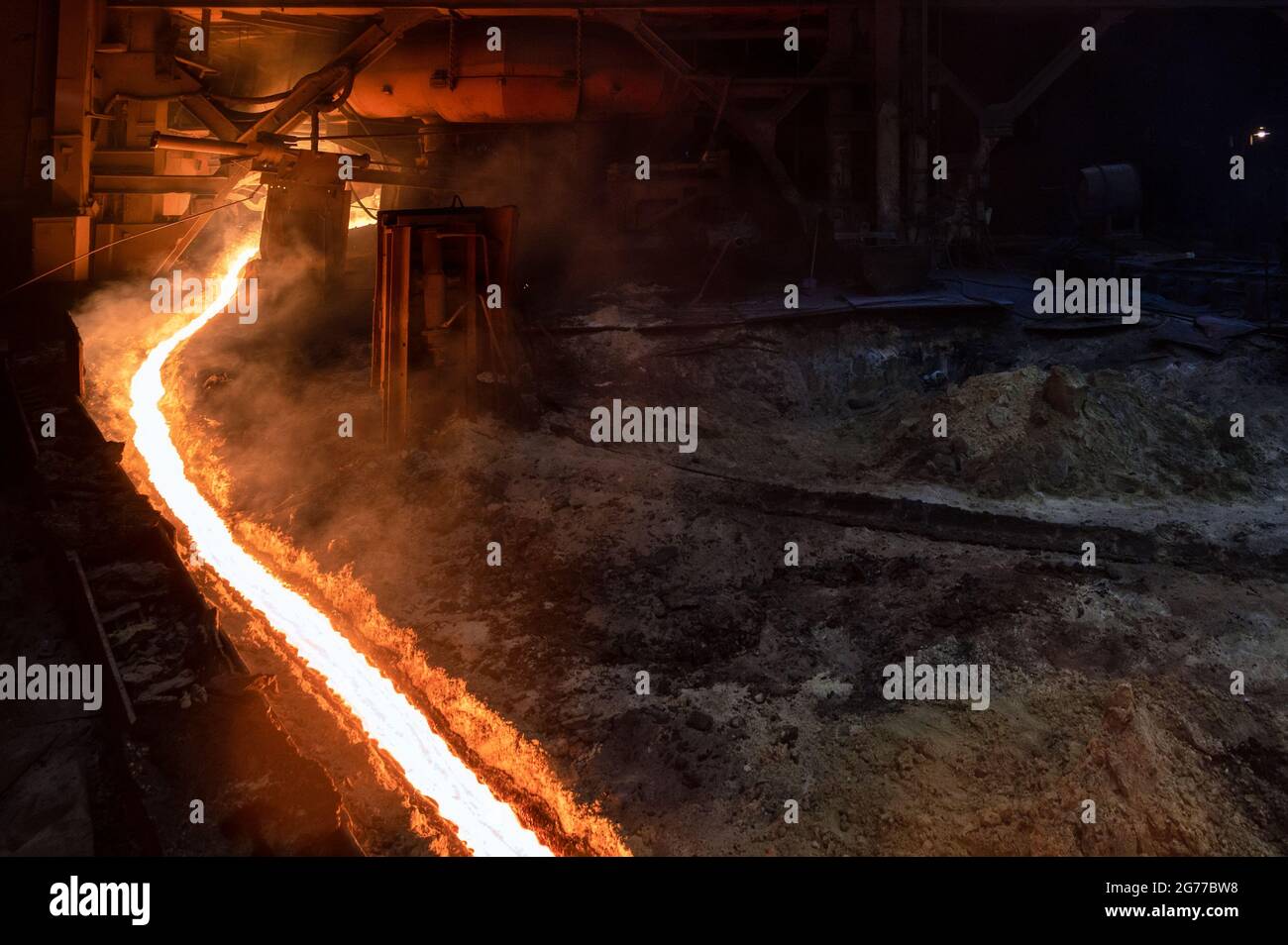 The flow of molten hot metal, molten steel flows along the guide chute